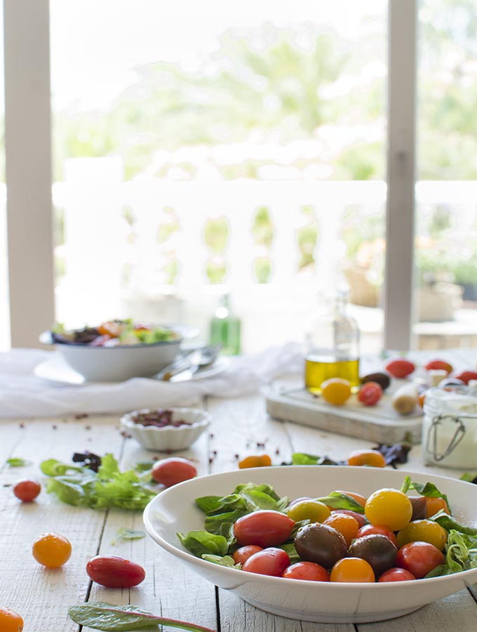 ensalada de canonigos y tomates cherry